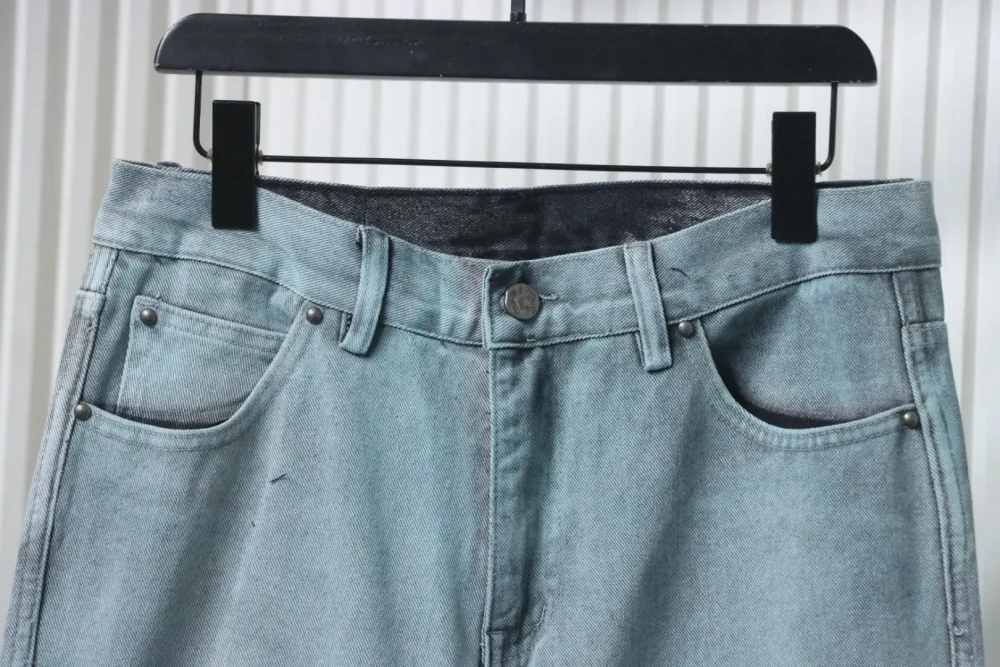 Jeanshose mit Farbverlaufsstickerei – Bild 3