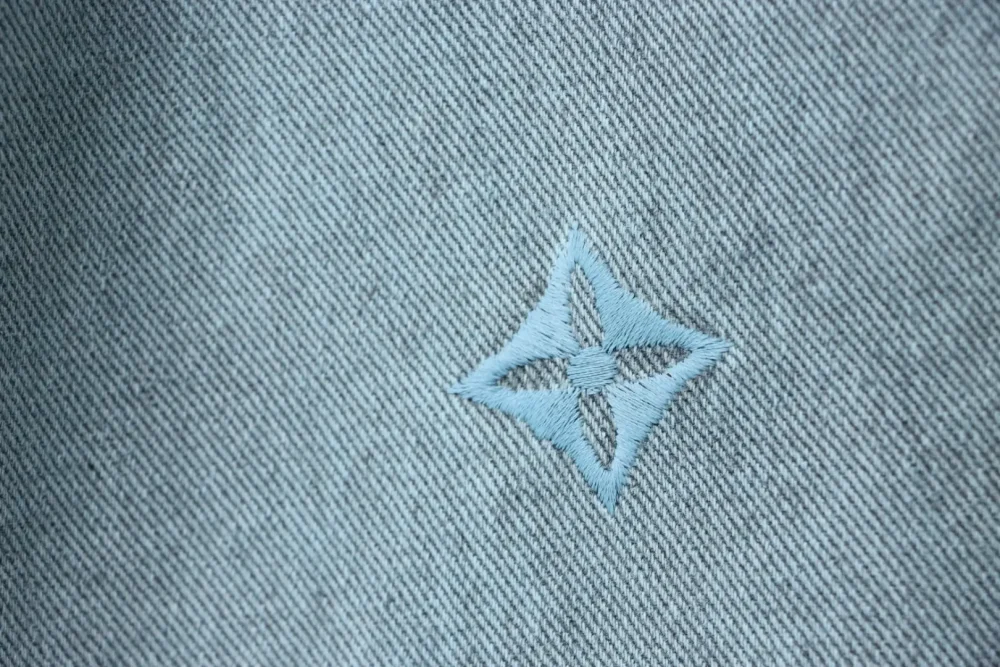 Jeanshose mit Farbverlaufsstickerei – Bild 7