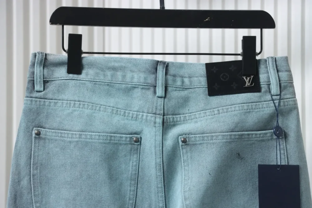 Jeanshose mit Farbverlaufsstickerei – Bild 4