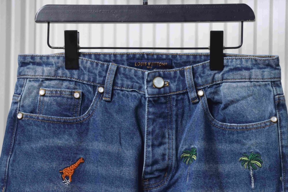Jeanshose mit Tierstickerei – Bild 3