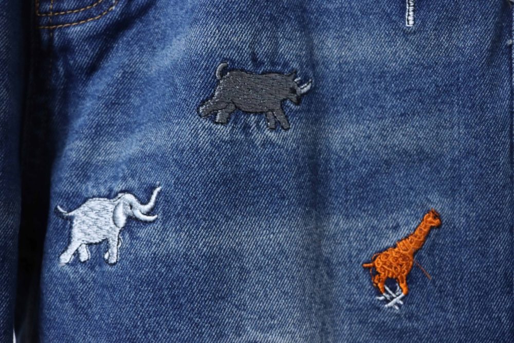 Jeanshose mit Tierstickerei – Bild 8