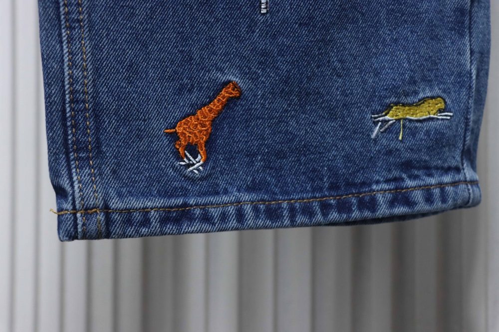 Jeanshose mit Tierstickerei – Bild 6