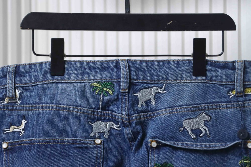 Jeanshose mit Tierstickerei – Bild 4