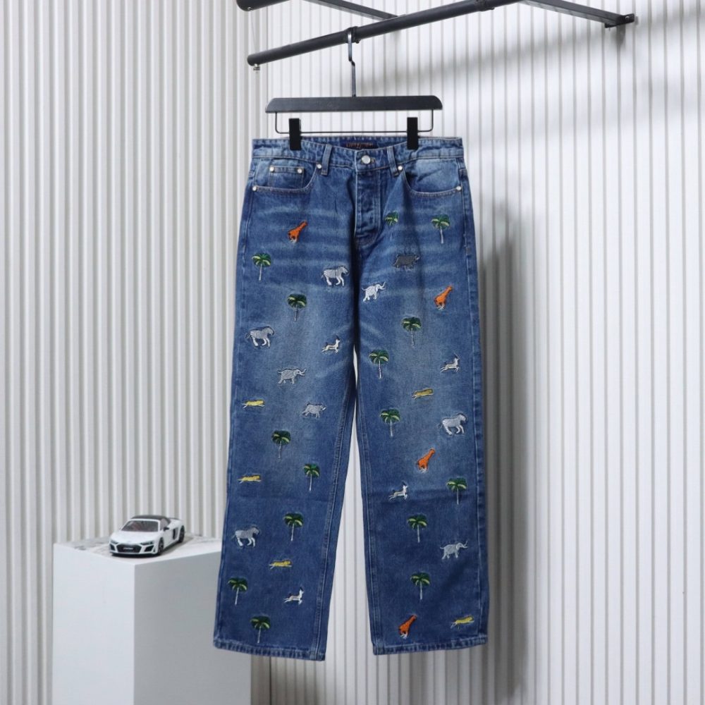 Jeanshose mit Tierstickerei