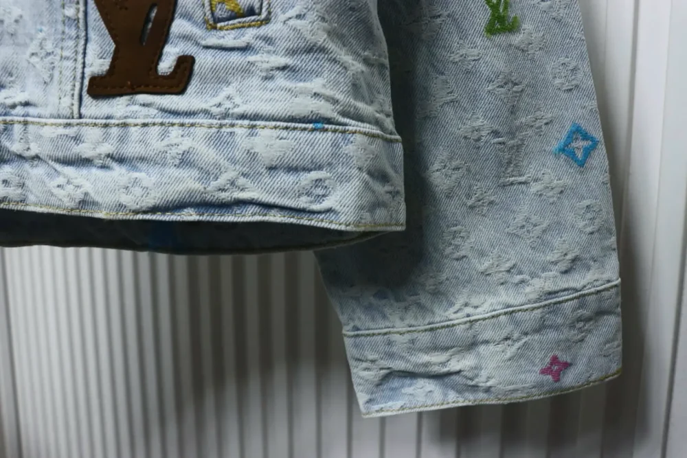 Jeansjacke mit Co-Branding und Süßigkeiten-Stickerei – Bild 8