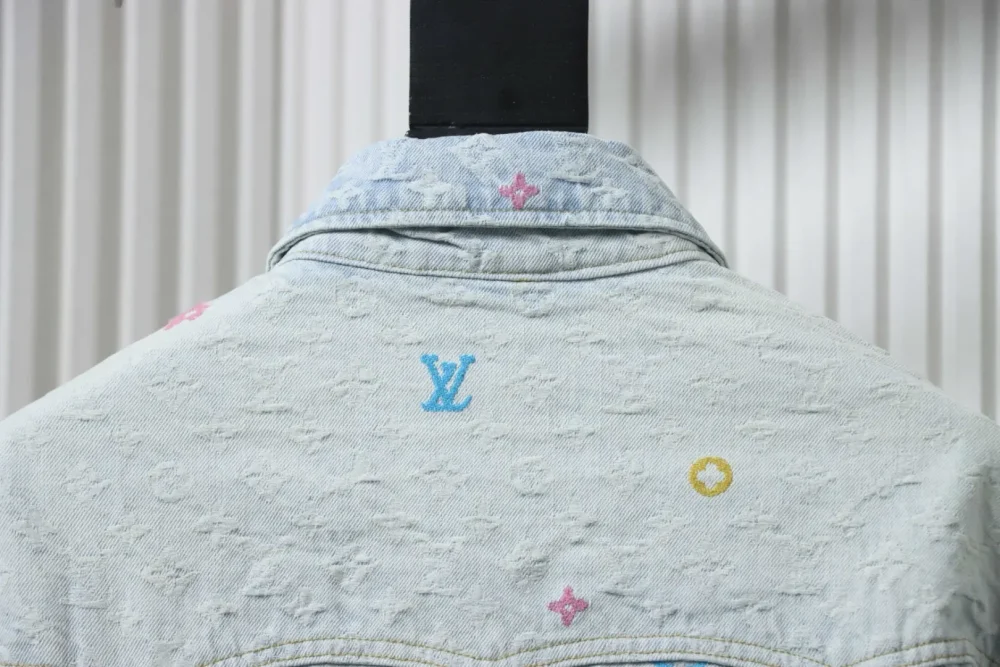 Jeansjacke mit Co-Branding und Süßigkeiten-Stickerei – Bild 4