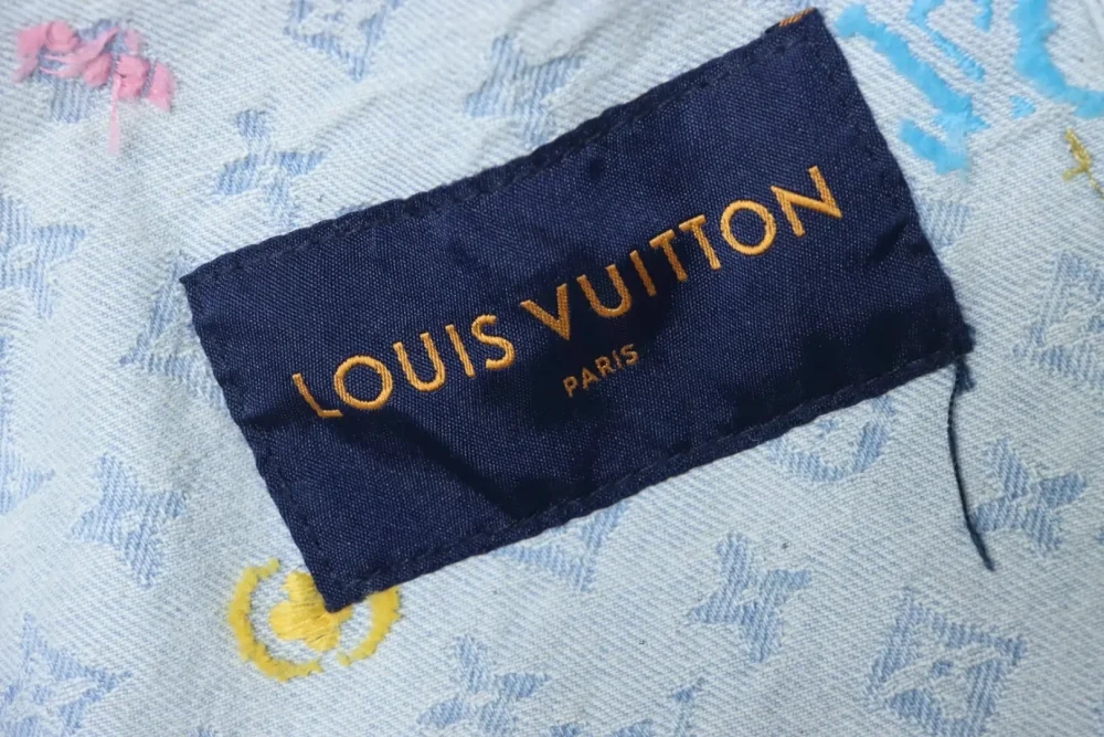 Jeansjacke mit Co-Branding und Süßigkeiten-Stickerei – Bild 10