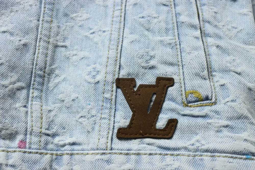 Jeansjacke mit Co-Branding und Süßigkeiten-Stickerei – Bild 6