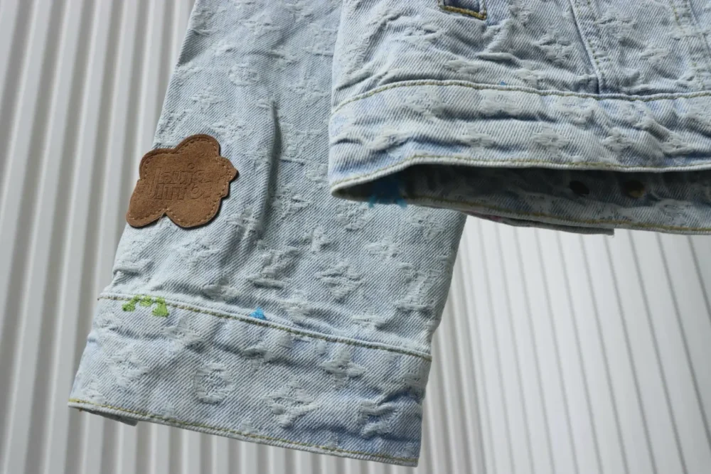 Jeansjacke mit Co-Branding und Süßigkeiten-Stickerei – Bild 7