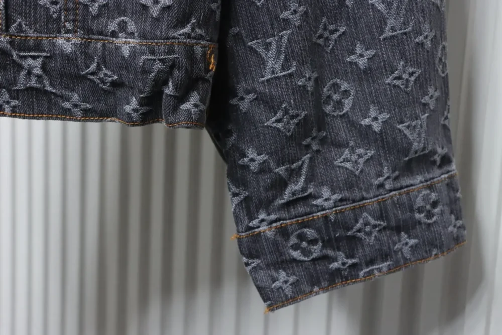 Jeansjacke mit FA-Allover-Print – Bild 5