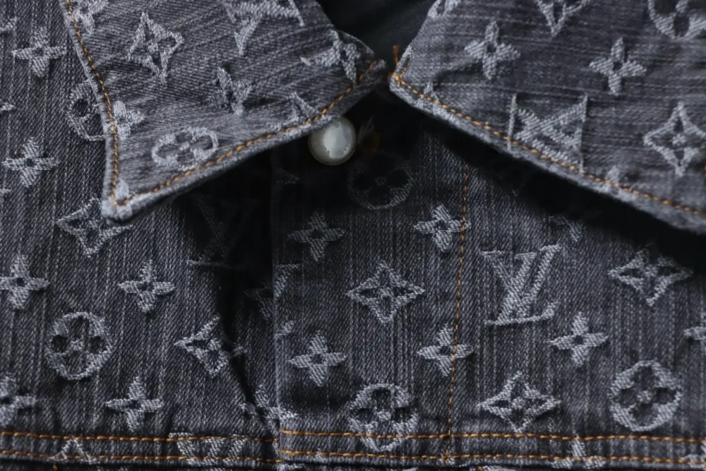 Jeansjacke mit FA-Allover-Print – Bild 9