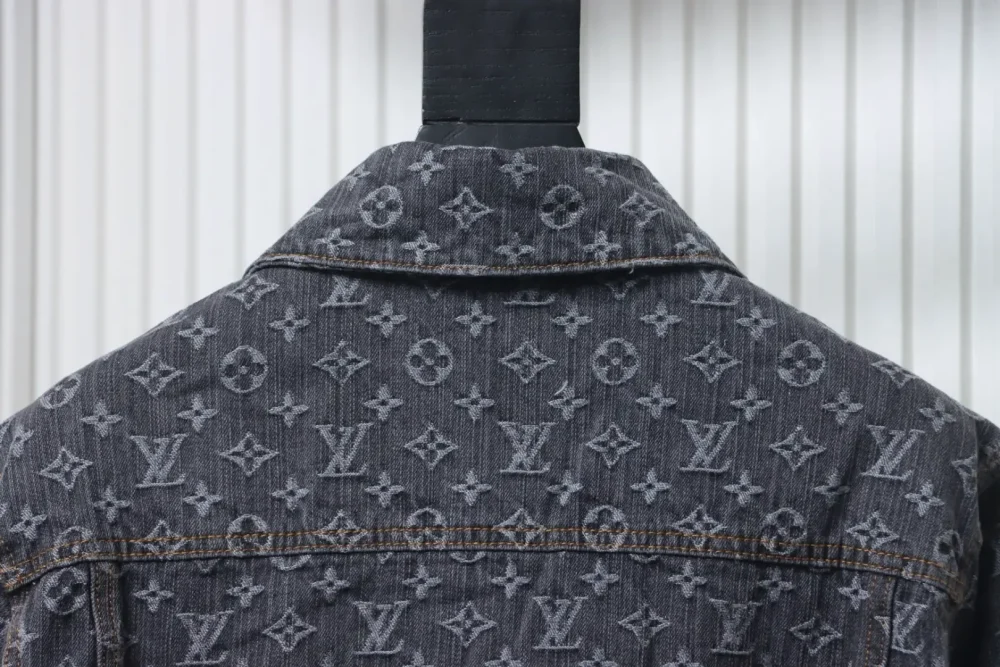 Jeansjacke mit FA-Allover-Print – Bild 4