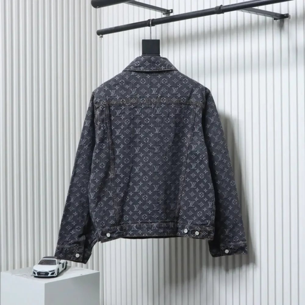 Jeansjacke mit FA-Allover-Print – Bild 2