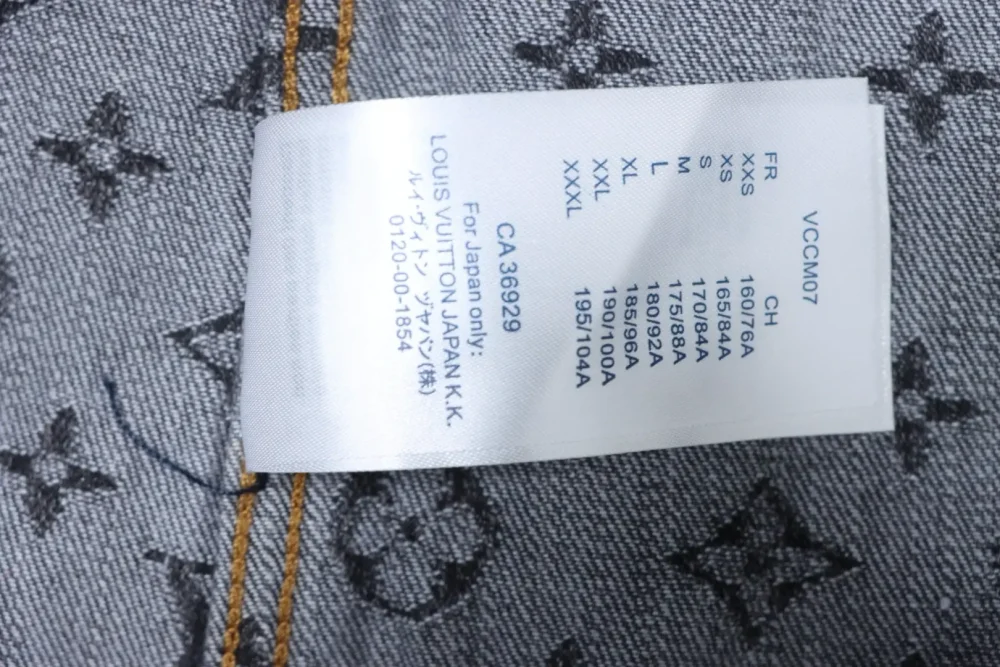 Jeansjacke mit FA-Allover-Print – Bild 10
