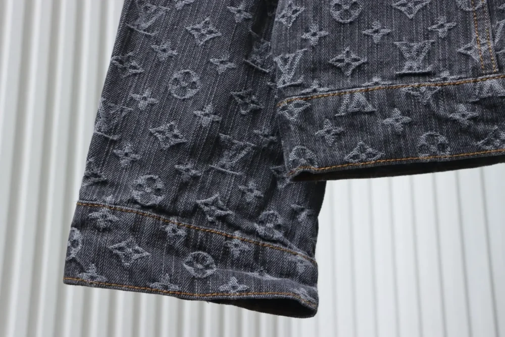 Jeansjacke mit FA-Allover-Print – Bild 6