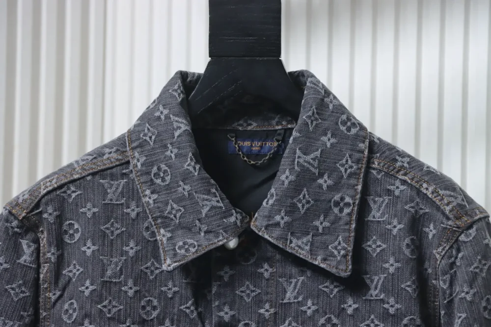 Jeansjacke mit FA-Allover-Print – Bild 3