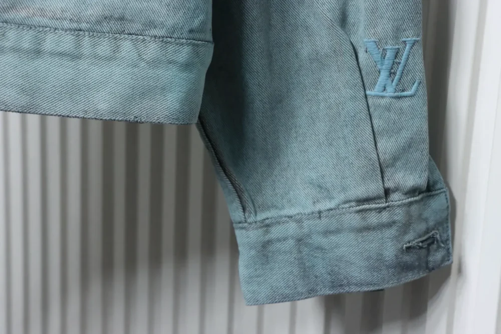 Jeansjacke mit Farbverlaufsstickerei – Bild 6