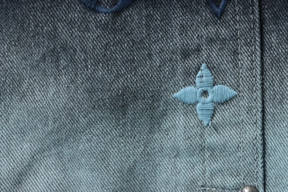 Jeansjacke mit Farbverlaufsstickerei – Bild 5