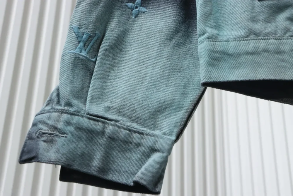 Jeansjacke mit Farbverlaufsstickerei – Bild 4