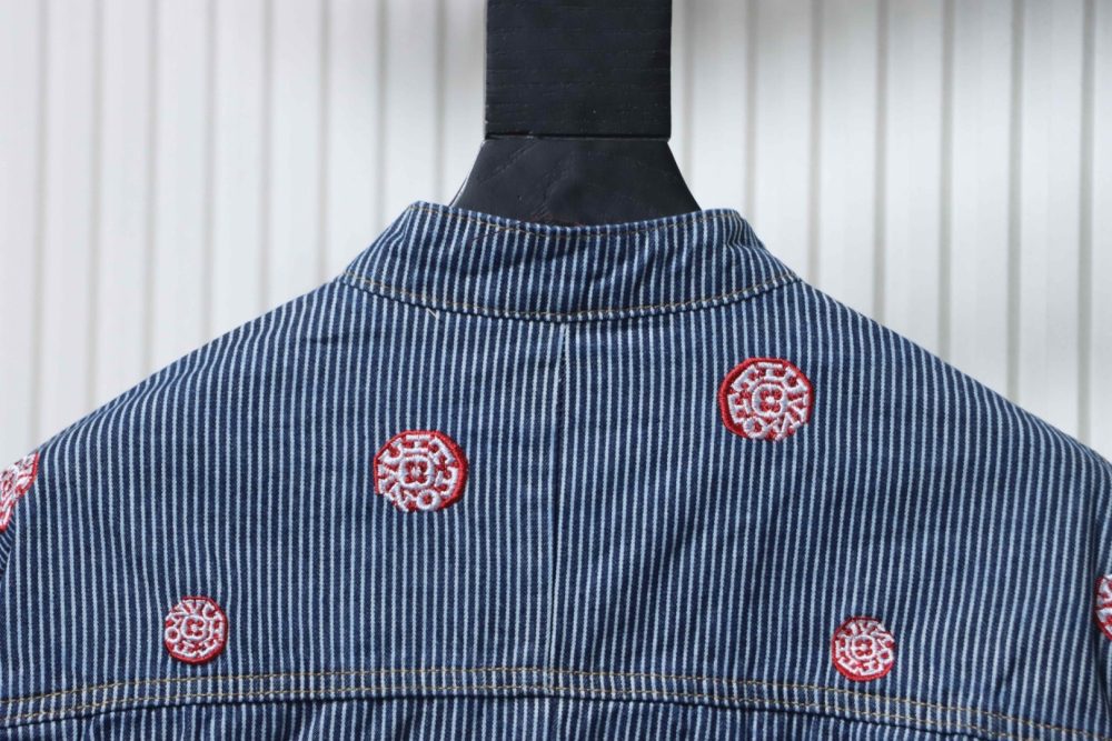 Jeansjacke mit Kirschblütenstreifen – Bild 4