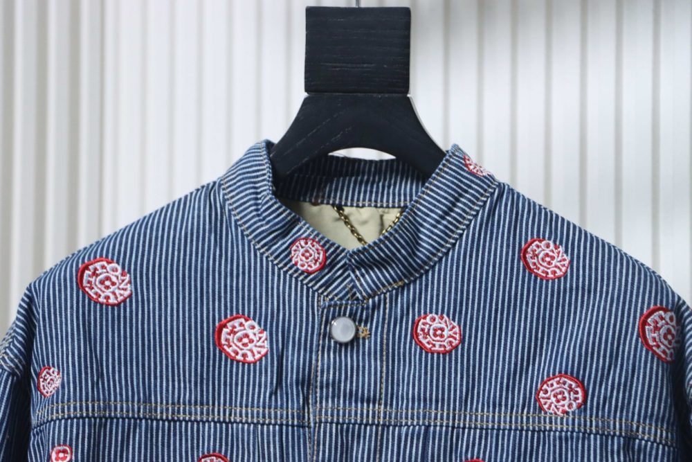 Jeansjacke mit Kirschblütenstreifen – Bild 3