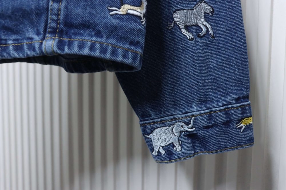 Jeansjacke mit Tierstickerei – Bild 8