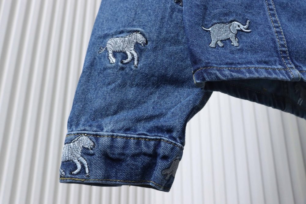 Jeansjacke mit Tierstickerei – Bild 7