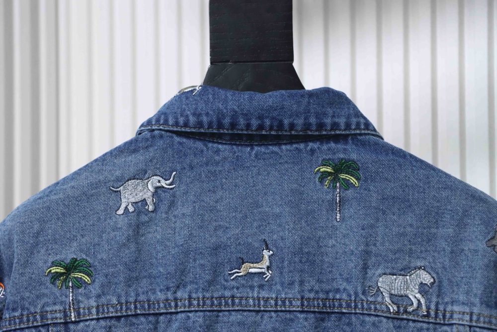 Jeansjacke mit Tierstickerei – Bild 4