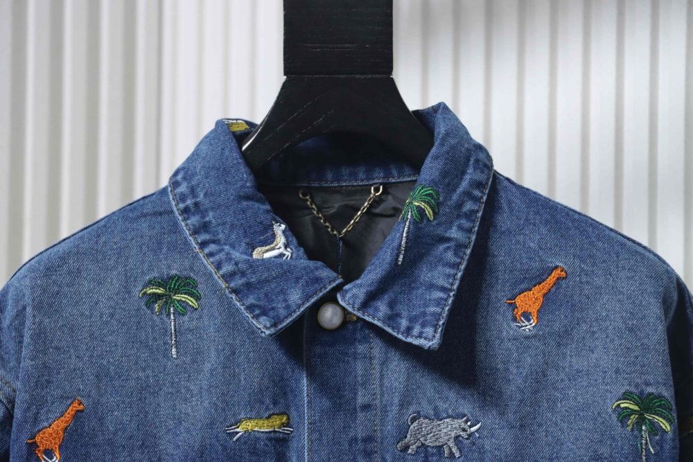 Jeansjacke mit Tierstickerei – Bild 3