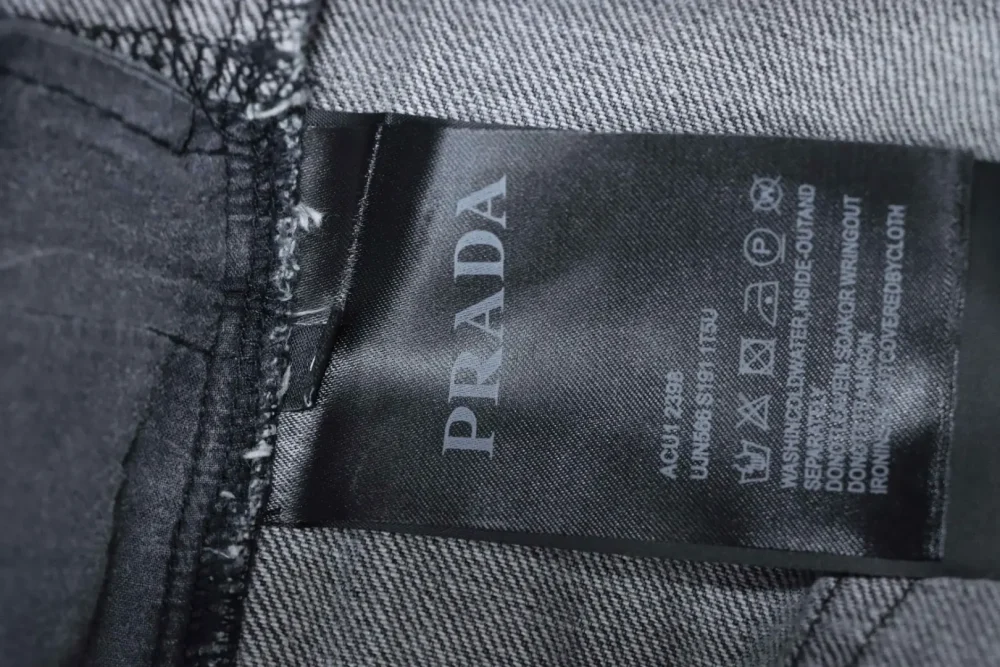 Jeansjacke mit verwaschenem Dreieckslogo – Bild 8