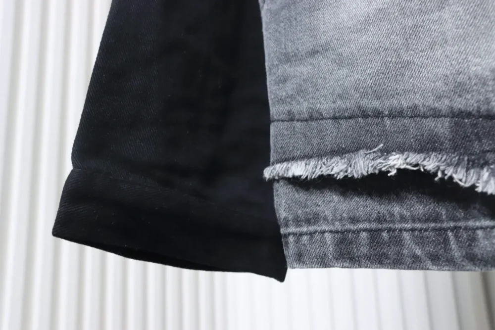 Jeansjacke mit verwaschenem Dreieckslogo – Bild 7