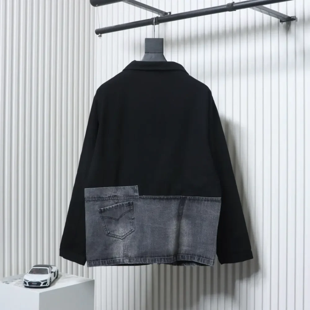 Jeansjacke mit verwaschenem Dreieckslogo – Bild 2