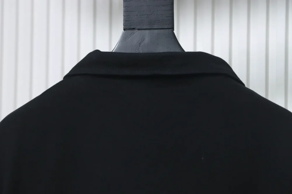 Jeansjacke mit verwaschenem Dreieckslogo – Bild 4