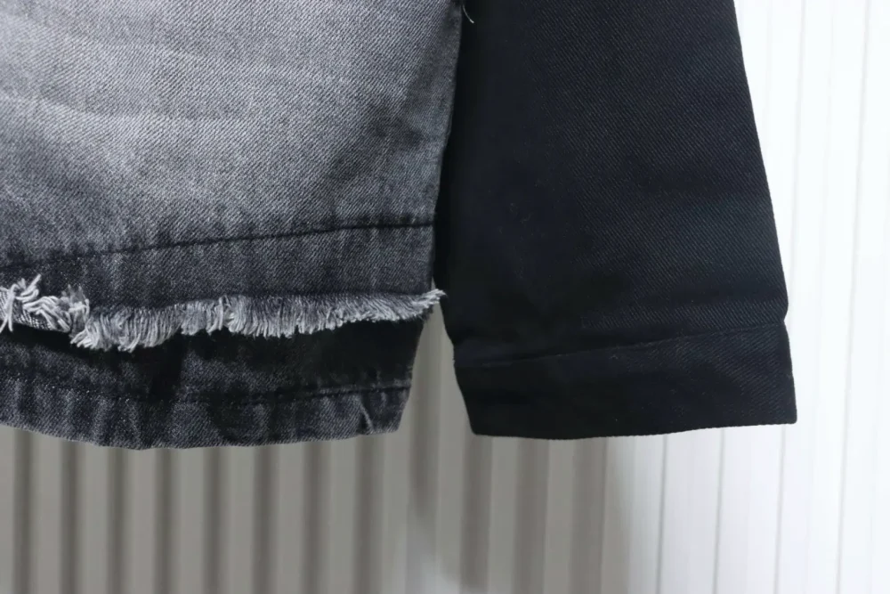 Jeansjacke mit verwaschenem Dreieckslogo – Bild 6