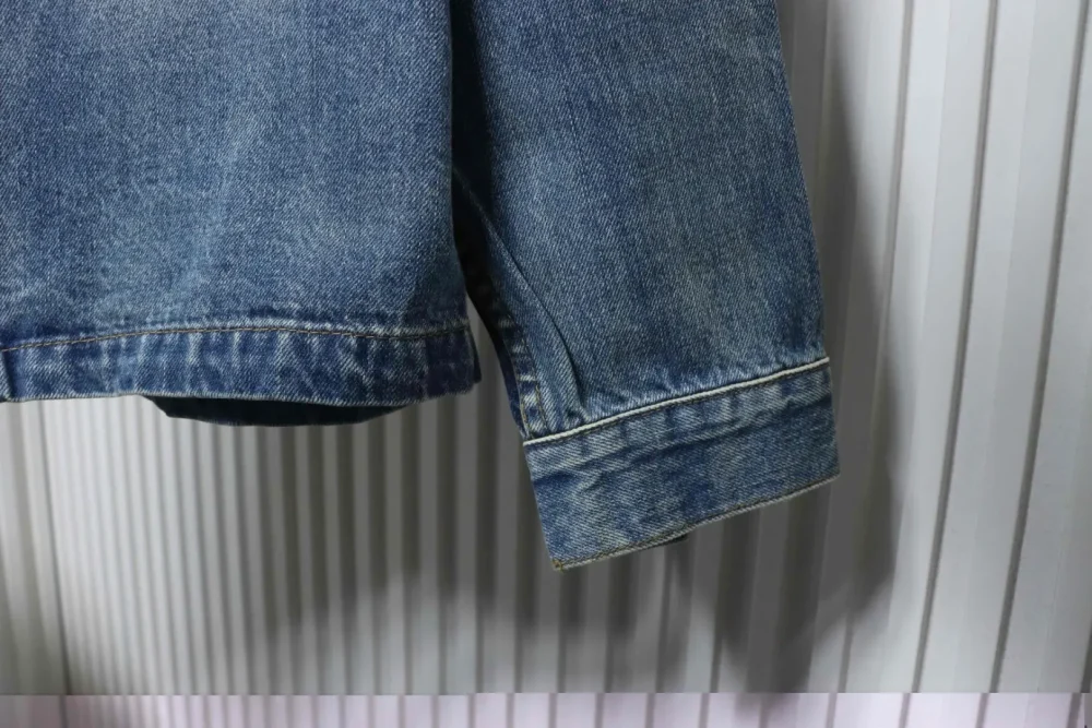 Jeansjacke mit verwaschenem und besticktem Reißverschluss – Bild 6