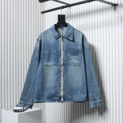 Jeansjacke mit verwaschenem und besticktem Reißverschluss