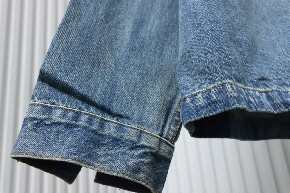 Jeansjacke mit verwaschenem und besticktem Reißverschluss – Bild 5