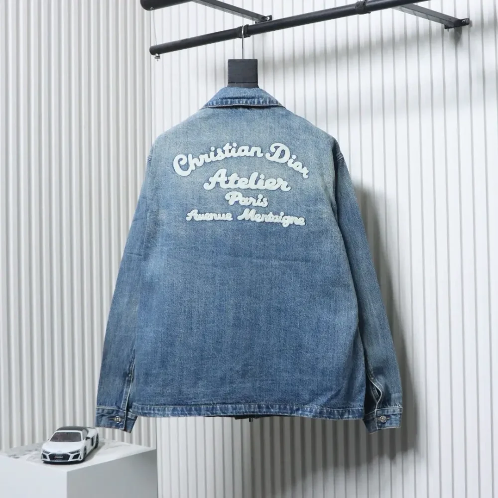 Jeansjacke mit verwaschenem und besticktem Reißverschluss – Bild 2
