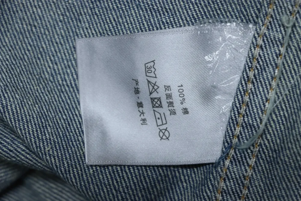 Jeansjacke mit verwaschenem und besticktem Reißverschluss – Bild 10