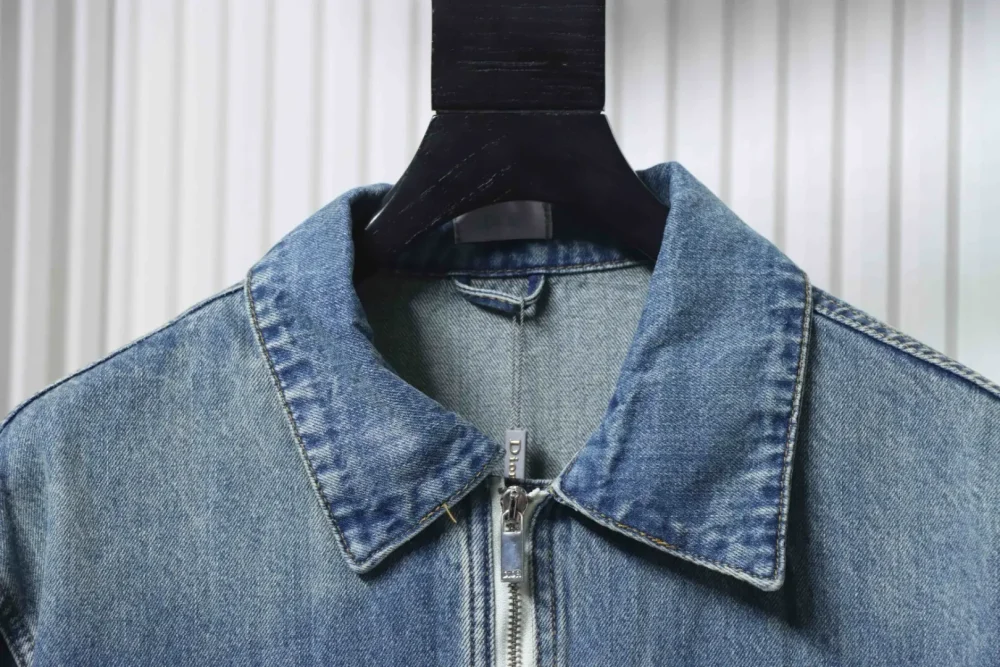 Jeansjacke mit verwaschenem und besticktem Reißverschluss – Bild 3