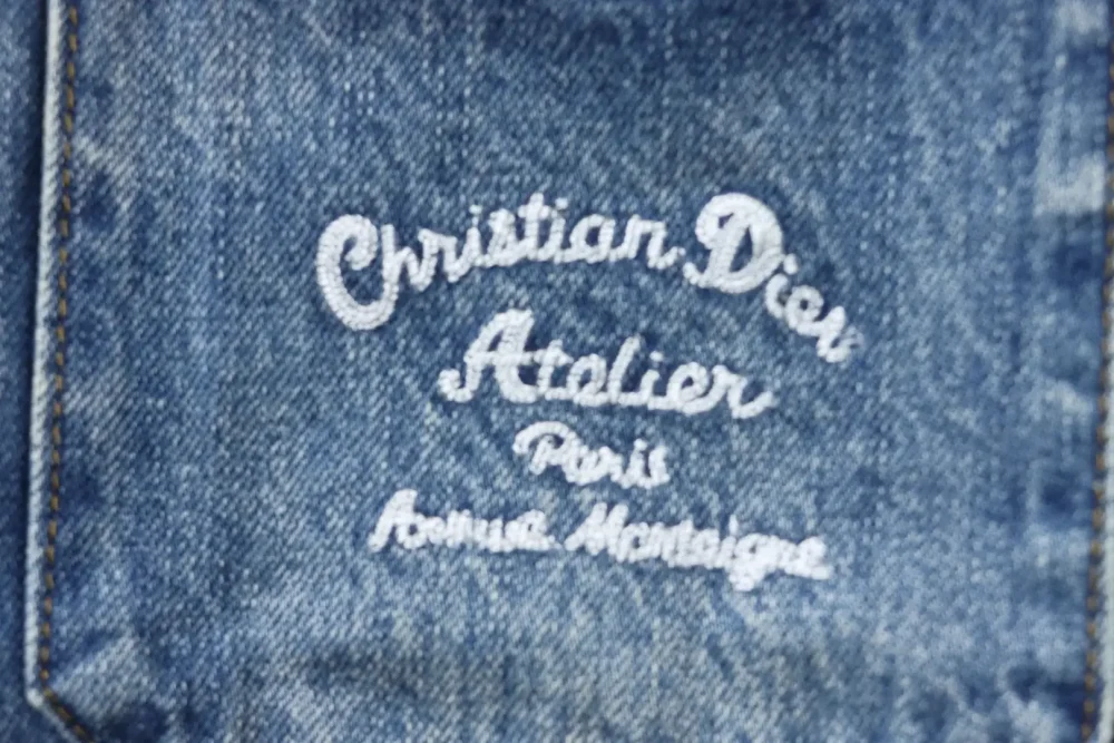 Jeansjacke mit verwaschenem und besticktem Reißverschluss – Bild 8