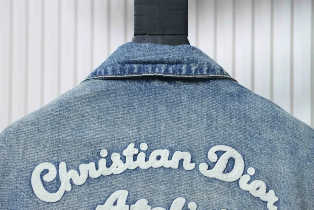 Jeansjacke mit verwaschenem und besticktem Reißverschluss – Bild 4
