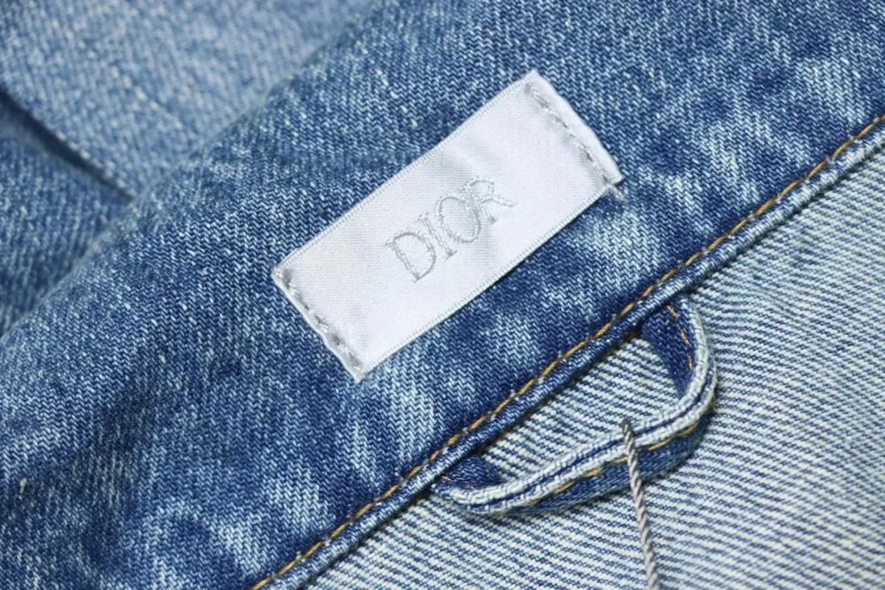 Jeansjacke mit verwaschenem und besticktem Reißverschluss – Bild 7
