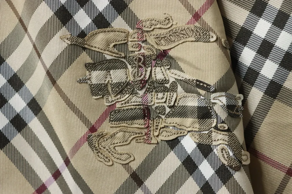 Kapuzenjacke im neuen Stil mit schrägem, kariertem Schlachtross-Stickerei – Bild 6