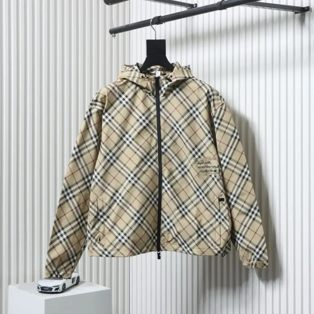 Kapuzenjacke im neuen Stil mit schrägem, kariertem Schlachtross-Stickerei