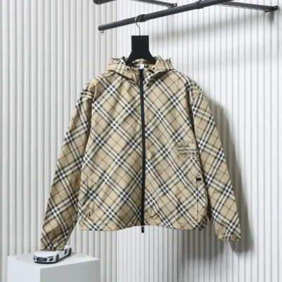 Kapuzenjacke im neuen Stil mit schrägem, kariertem Schlachtross-Stickerei