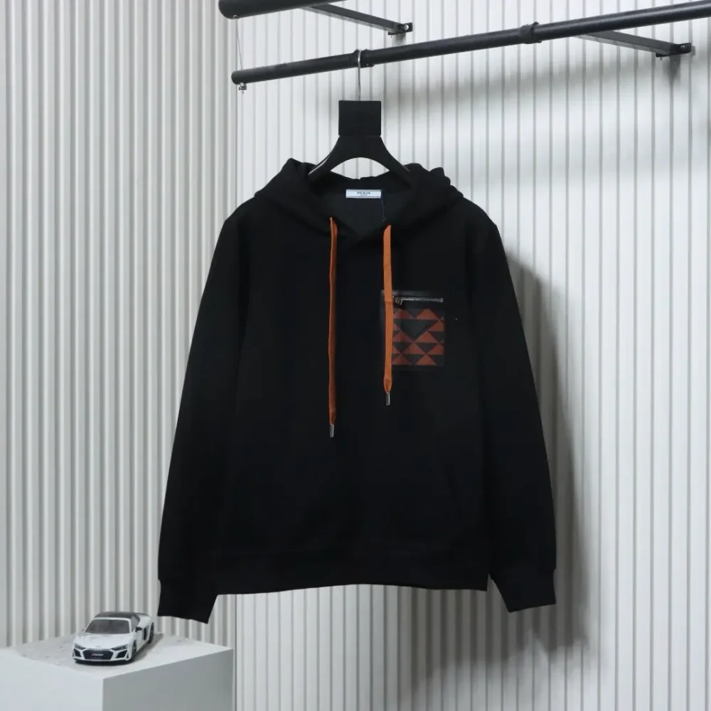 Kapuzensweatshirt mit Dreieckslogo und falscher Reißverschlusstasche