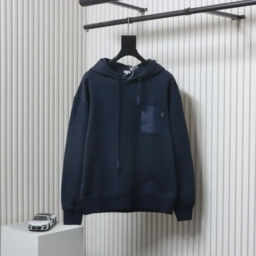 Kapuzensweatshirt mit Ledertaschen und geprägtem Brustlogo – Bild 11