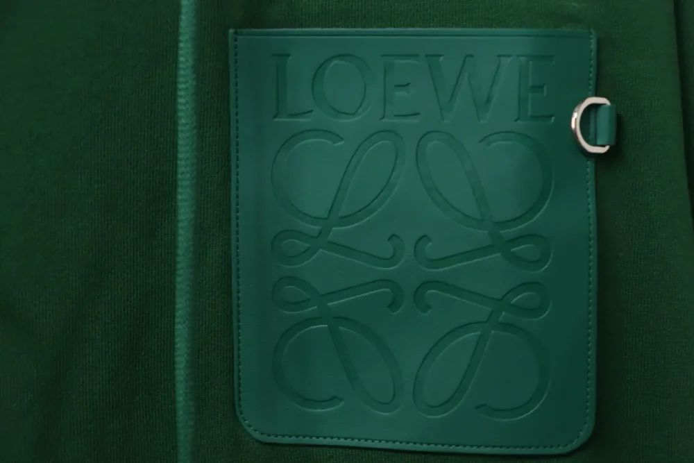 Kapuzensweatshirt mit Ledertaschen und geprägtem Brustlogo – Bild 4