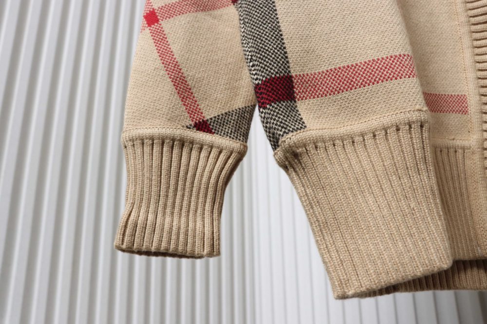 Karierte Strickjacke aus Wolljacquard mit hohem Kragen – Bild 6